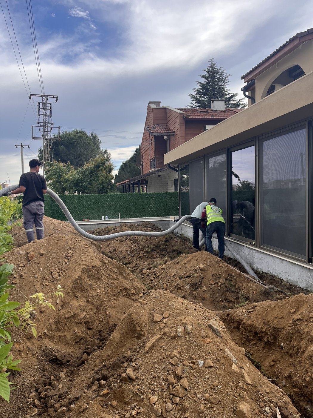 Bahçe drenaj hattı için kazı ve altyapı çalışması