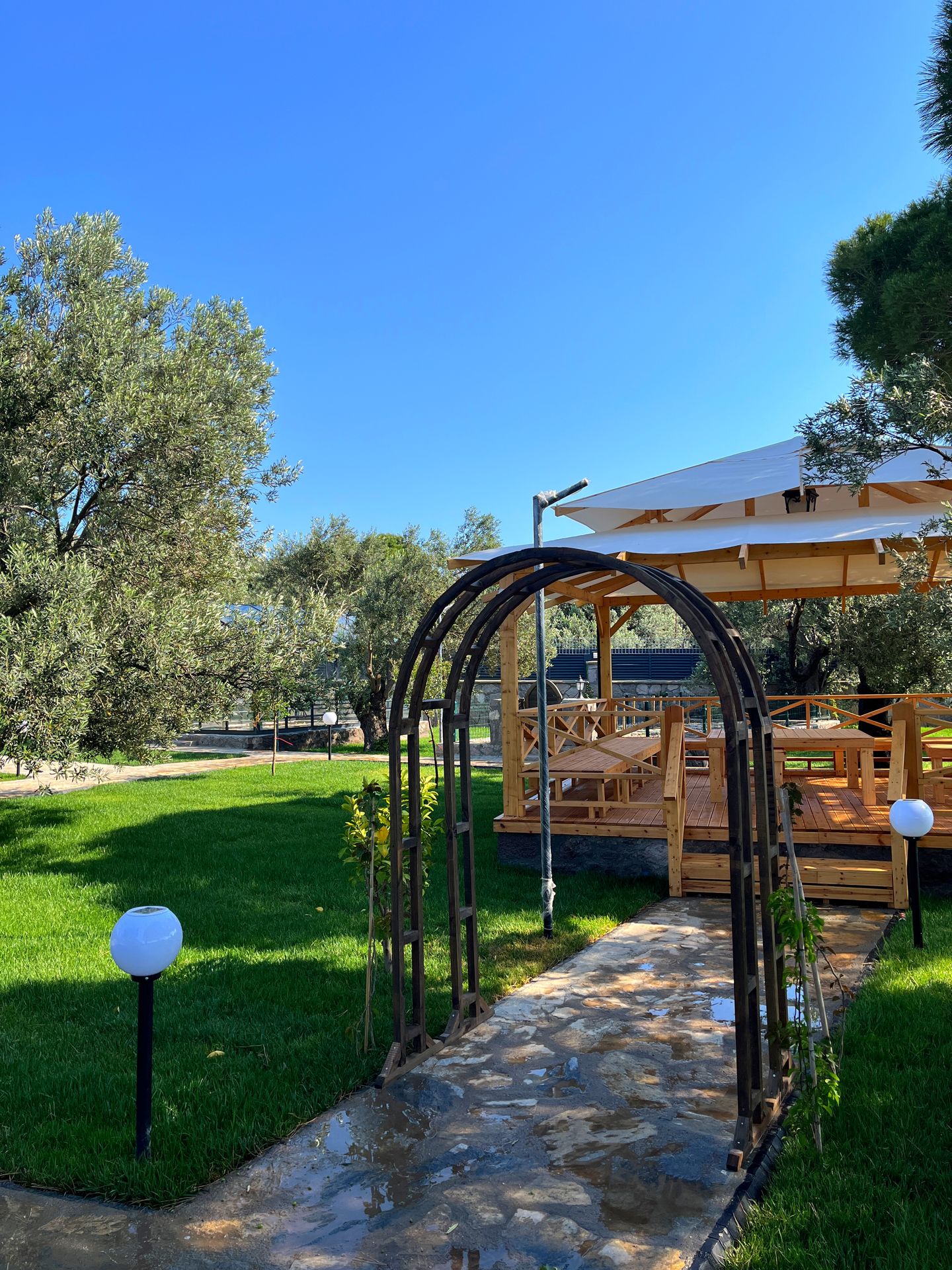 Farminn Garden ahşap kamelya, doğal taş yürüyüş yolu ve çim bahçe uygulaması