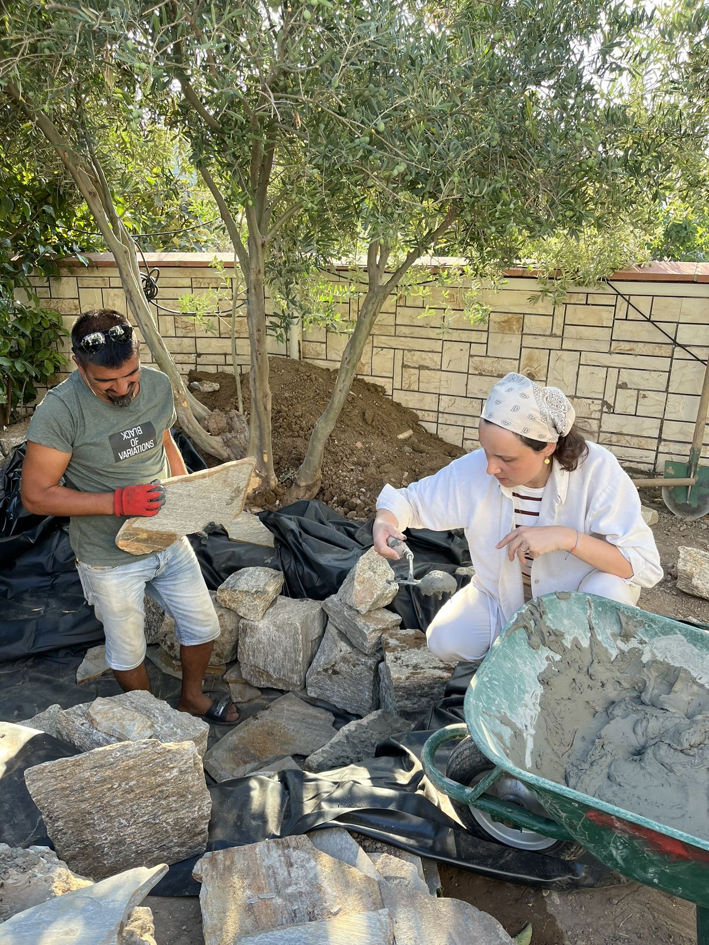 Gülden ve Farminn Garden ekibinin doğal taşlarla su yapısı uygulaması