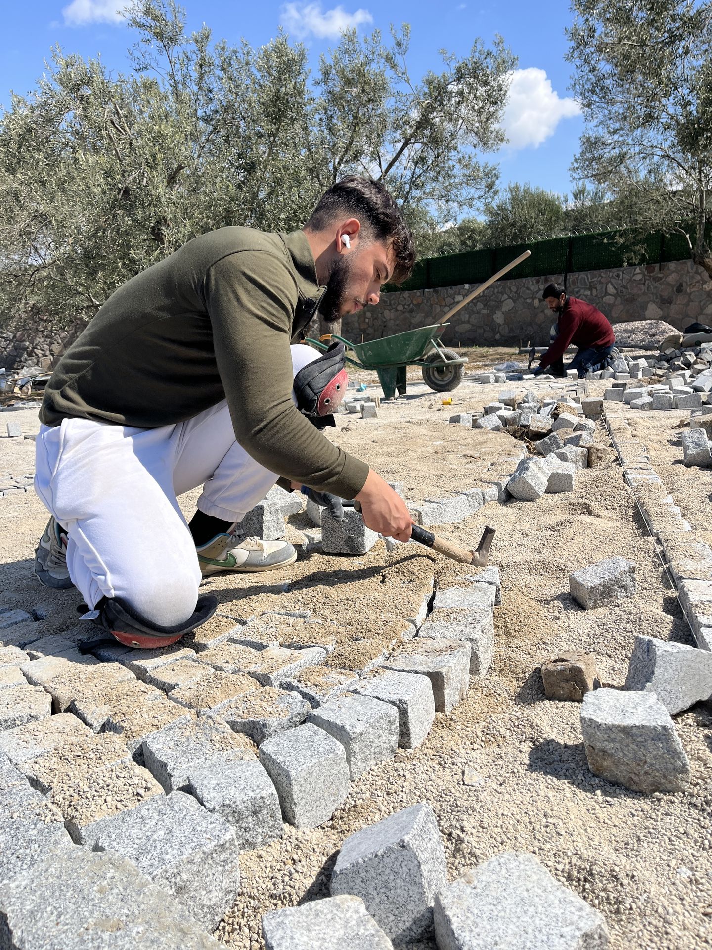 Farminn Garden ekibinin doğal küptaş döşeme ve sert zemin uygulaması